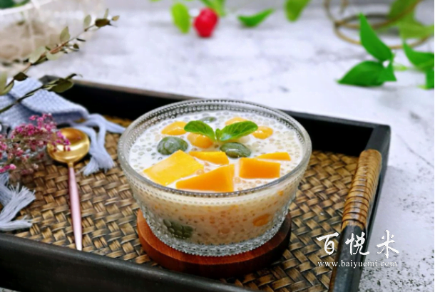 這道西米芒果彩色圓子雖然是一道夏季甜品,但只要加熱就變的適合秋冬季節(jié)了